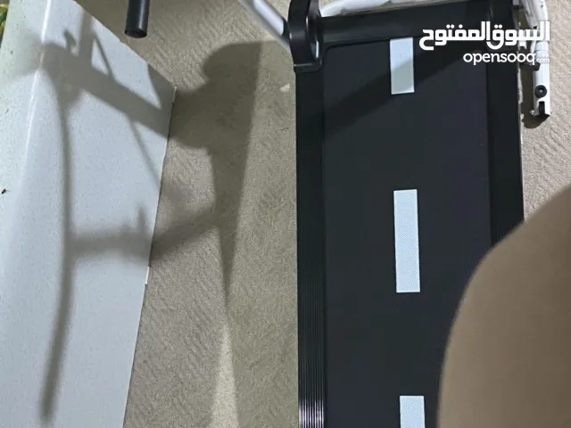 الة جري بتحسب كمية السعرات الي حرقتها في كل خطوه بتعمل على شد البطن وحرق سعرات بقوة