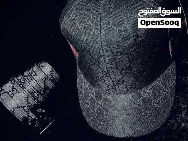 كاب فخم بلونه الأسود المميز