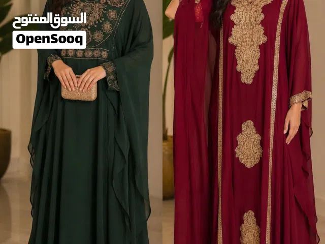تألقي بإطلالة فاخرة وأنيقة   فساتين سهرة بتصميم راقٍ وخامة انسيابية مريحة، مزينة بتطريز فاخر يبرز