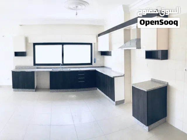 شقة 160م2 مميزة ط/3 غير مفروشة مقابل مدينة الجبيهة الترويحية