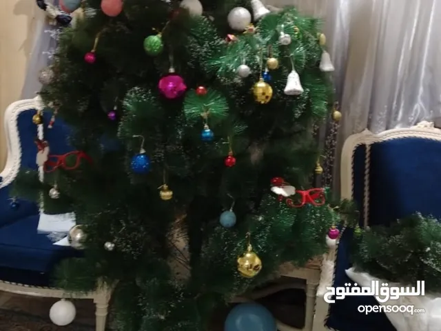 شجرة كرسمس للبيع مع اكسسواراتها