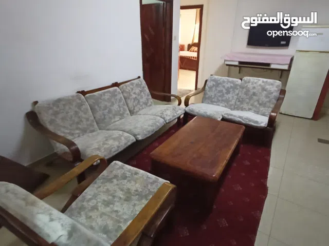 شقه مفروشه غرفتين وصاله ومنافع خلف فندق البيره السياحي بالقرب من التراست للتامين