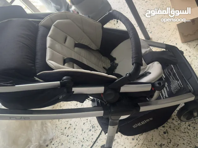 مقعد سيارة للأطفال مع عربه طفل