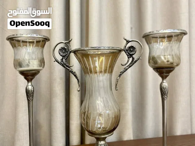 طقم ديكور فاخر (مزهرية + شمعدانان) – بحالة ممتازه