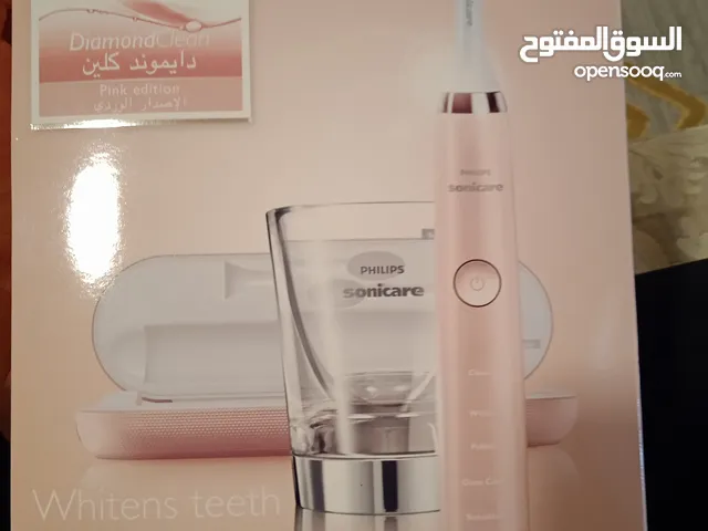 للبيع فرشاة اسنان اللون الوردي جديدة لم تستخدم معة الكارتون بحالة المصنع على اعلى درجة اب 65 BD قابل