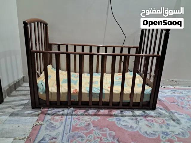 سجاد وطاولات وسرير ومساند