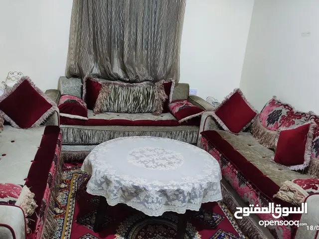 مجلس و طاولة استعمال خفيف كأنه جديد ليست فيه ايت مشكال