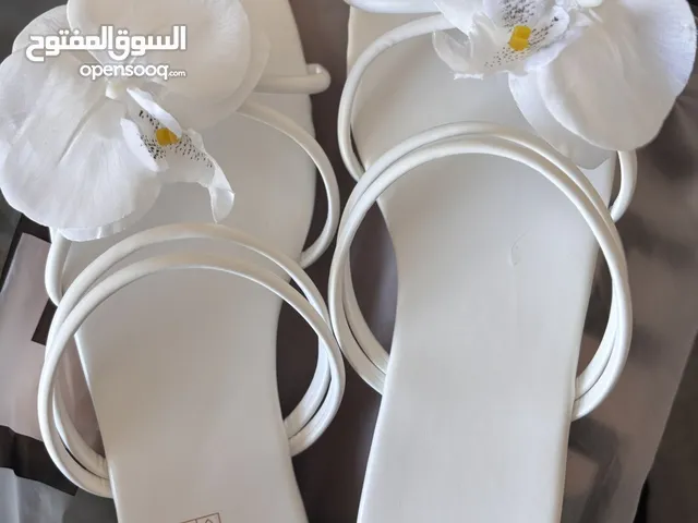1 Sandals beige and 1 sandals white