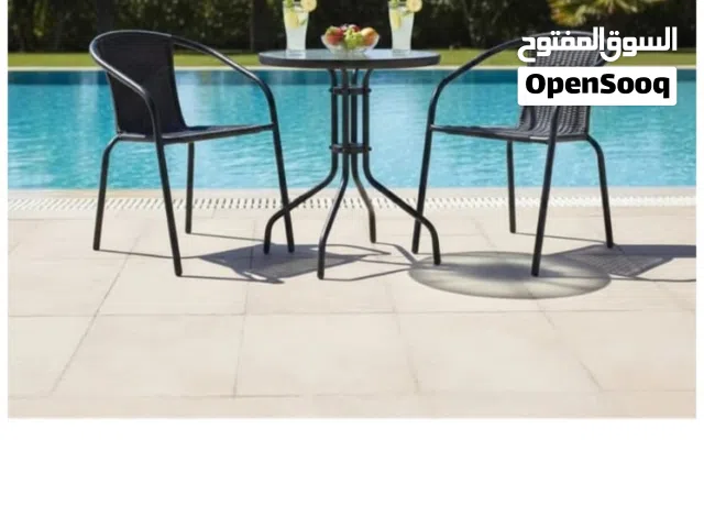 طاولة و2كرسي ينفع للبلكون او للمطبخ