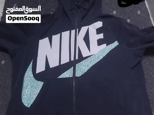 جاكيت صنع ماليزي ماركة نايك Nike مقاس ميديوم M لكن فيه بقعه بسيطه ..................................