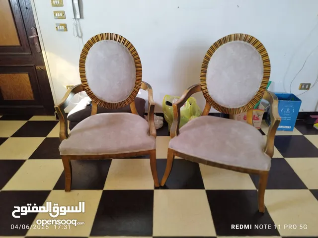 2 كراسي صالون ترابيزه عليها رخام