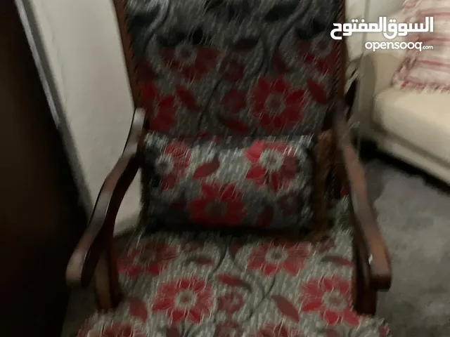كنب بحاله ممتازه للبيع 7مقاعد استعمال بسيط جدا وبحاله ممتازه والسعر نهائي