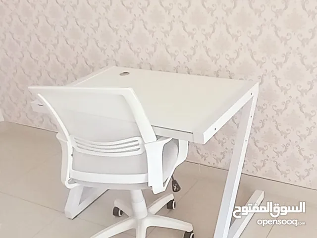 كرسي وطاولة للمذاكرة