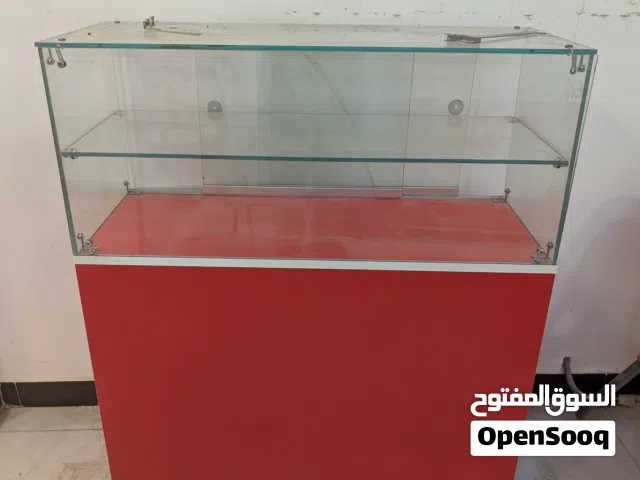 فاترينات او عارضة وميز دخل او ميز كاشير