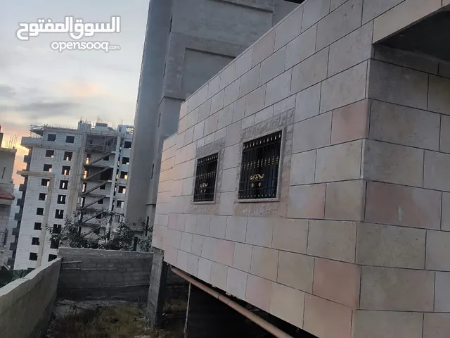 ارض مساحة 550 متر وبناء قائم 240م مع طابق ارضي عبارة عن موقف سيارات