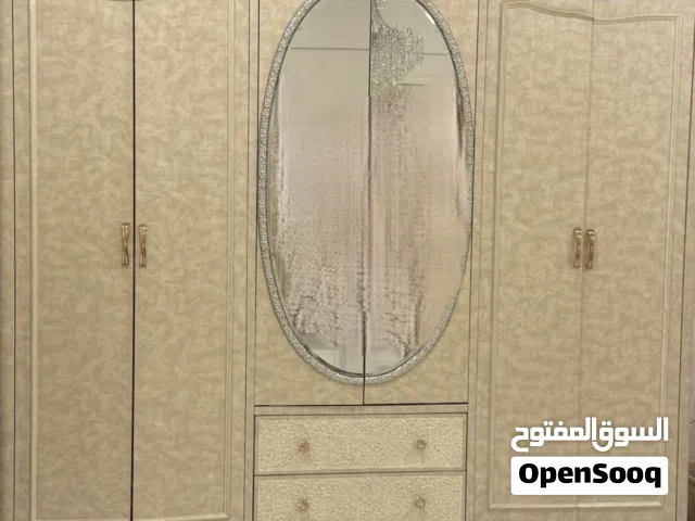 سرير و كبت و تسريحة