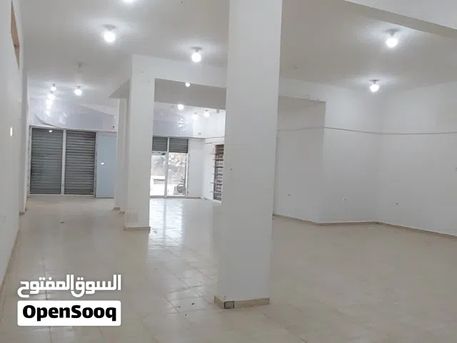 صاله أرضيه للإيجار في الهوارى على الرئيسي مباشرة