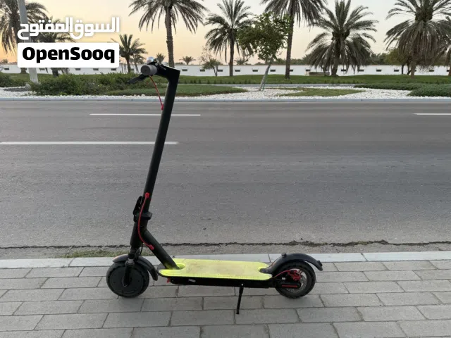 سكوتر كهربائي قوي ونظيف مع شاحن