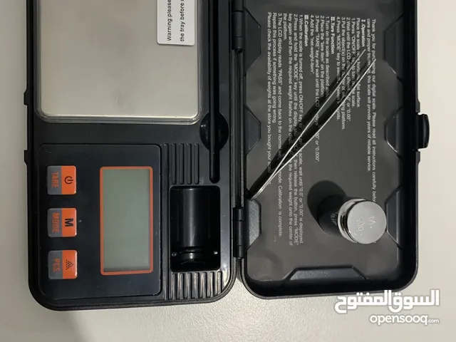 ميزان صغير جديد و مميز معو ملقط ووزن 50g.