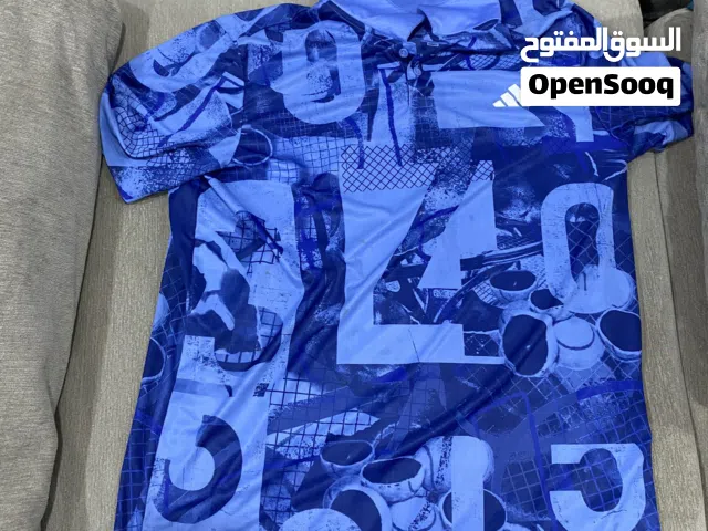 تيشيرت اديداس جديد واصلي بالون الأزرق مقاس لارج ويلبس مقاس اكس لارج خامه خفيفه ونظيفه ومافيه اي عيوب