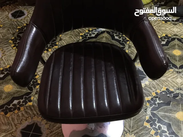 كرسي جديد غير مستعمل دوار يفيد جلوس للاطفال والحلاقة وقص الشعر