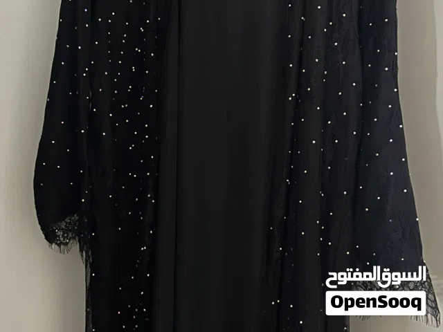 عباية للبيع جديدة مع شيلة لم يتم لبسها من مصممة مشهورة فالانستقرام