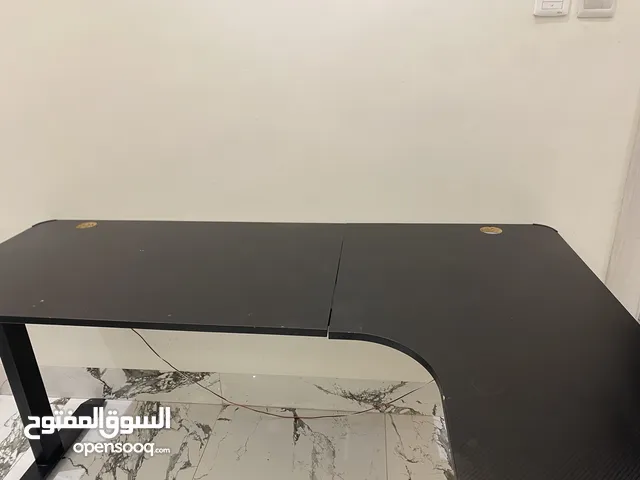 طاولة قيمنق جديده مستعمله شهرين الطاوله جديده