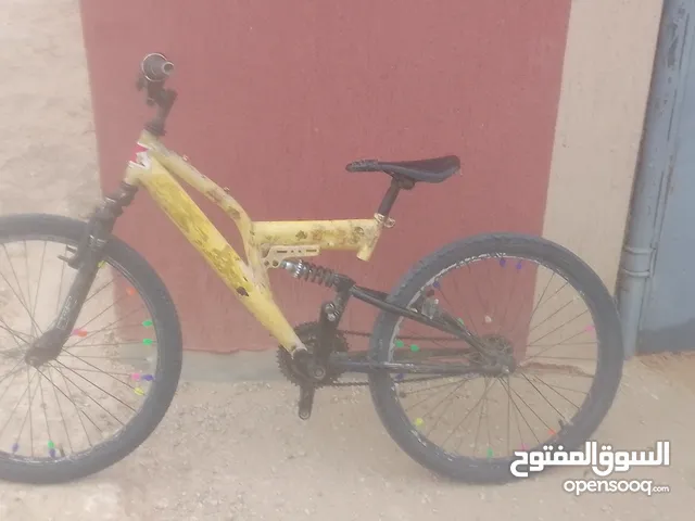 دراجه شبه في حاجه جيداء لاكن بسعر رخيض و مناسب لونها صفرا بدون دواسات راكيتو يتخلخل ب 200 دينار بس