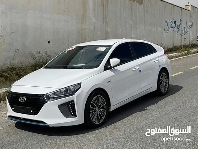 Sedan Hyundai in Madaba