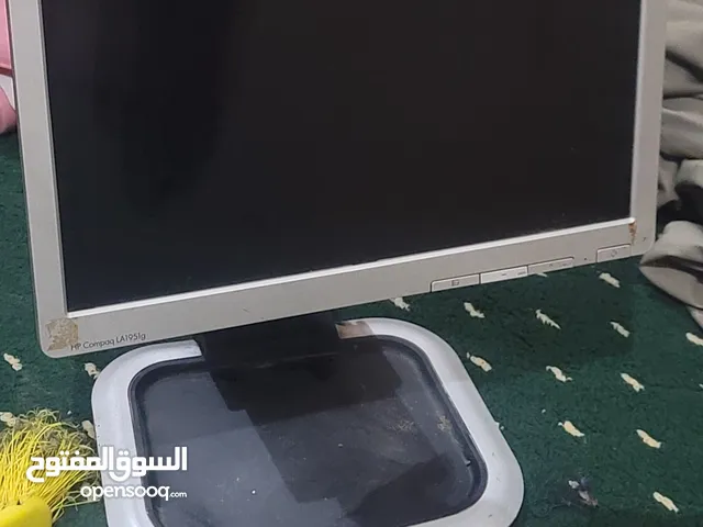 شاشةhp مربع مع القاعدة للبيع عرطة تشل او تحط.