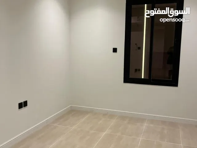 شقة للايجار الرياض حي الياسمين مكونة من ثلاث غرف وثلاث دورات مياه ومطبخ وصالة وغرفة خادمة
