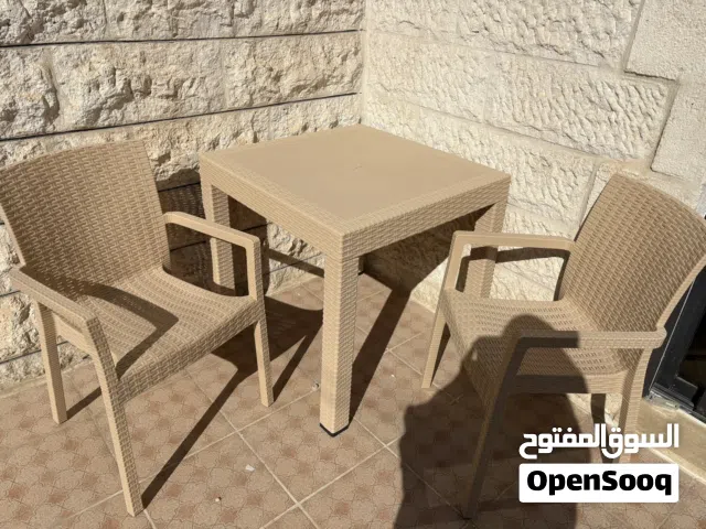 طاولة خارجية مع كرسيين