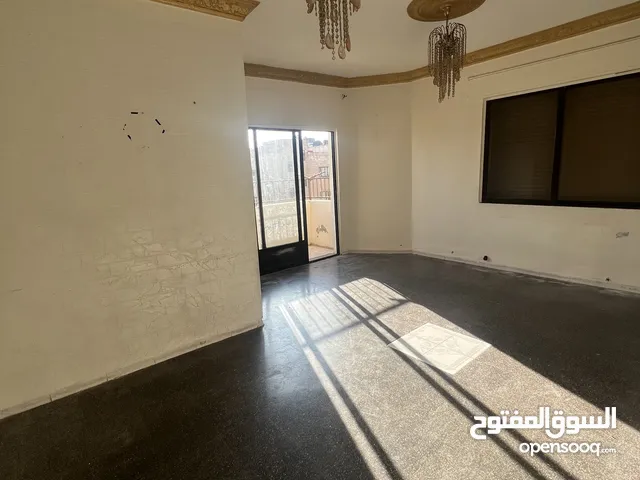 شقة للبيع في ضاحية الأمير حسن طابق ثالث الأخير بدون مصعد مكونة من : 2 غرفة نوم صالون 2 حمام مطب