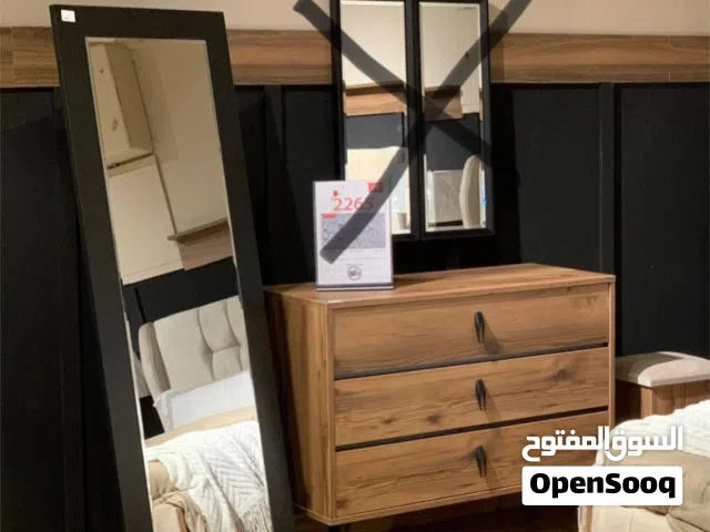 طاولة الزينة والمرآة كاملة الطول