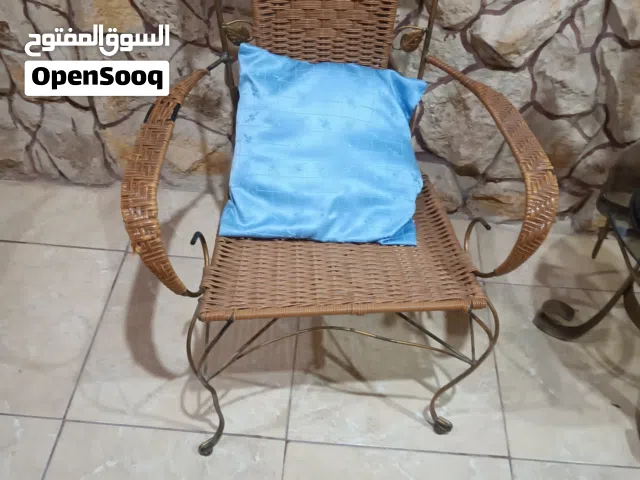 كراسي عدد 2 مع طاولة