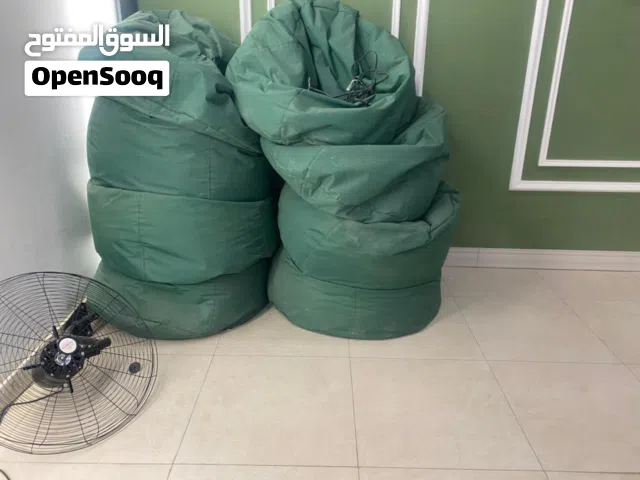 مخدات 8 و ميز mdf عدد 2  بلي ستيشن