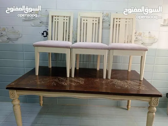 طاولة طعام مع 3 كراسي للبيع
