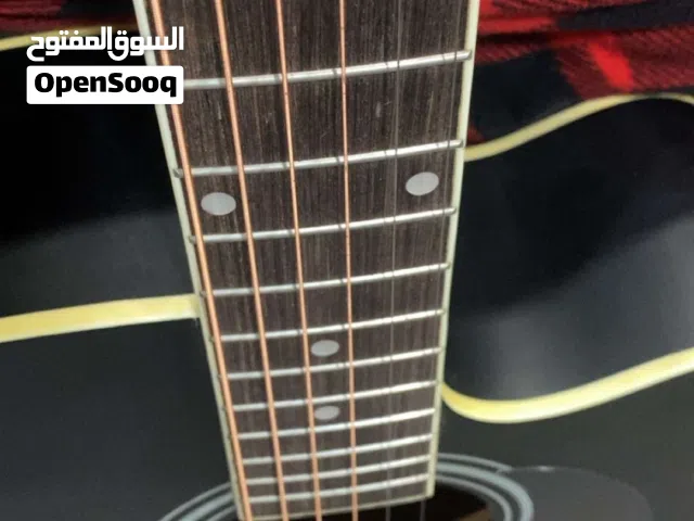 جيتار اكوستيك حجم كبير شبه جديد نوعية ممتازة جدا و مع ملحقاته