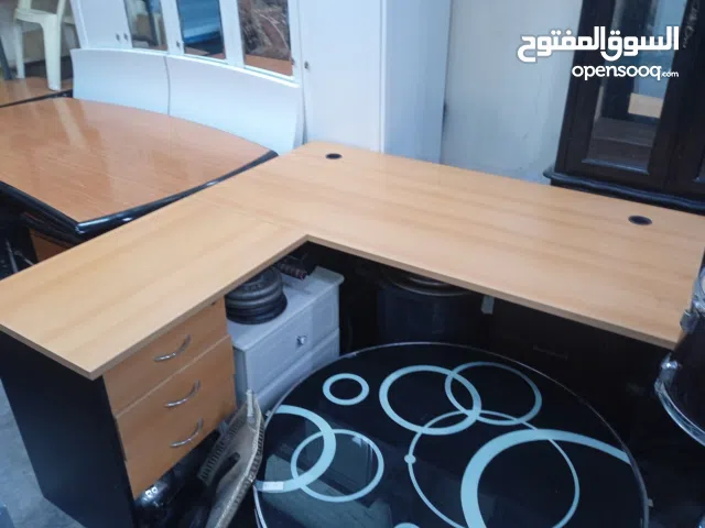 طاولات مكتب بأحجام مختلفه للبيع  ...................................................................