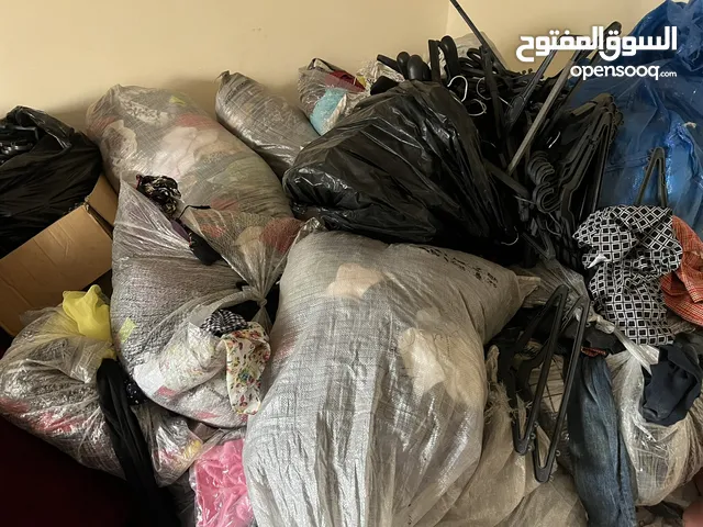 كمية ملابس أوروبية للبيع المستعجل بنصف السعر مع علاقات