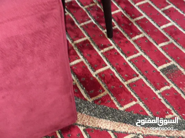 كنب كورنر صالون لون خمري مع طربيزات وطاوله وسط وطاولة شاشه تفصيل