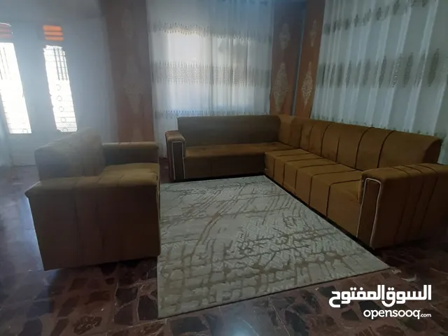 طقم كنب مع طاولة وشاشة