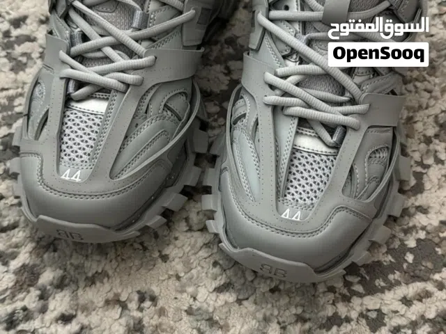 حذاء بالنسياقا تراك اصلي بحالة شبه جديده لم يستعمل الا خمس مرات balenciaga track shoes grey mint