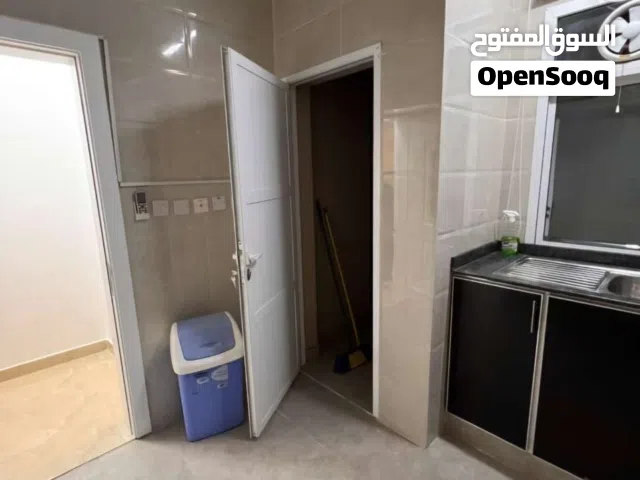 شقه للايجار الشهري غرفتين وصاله وثلاث دورات مياه الإيجار شامل ماي كهرب والانترنت