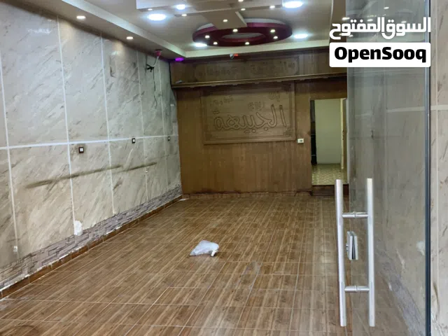 مخزن على الشارع الرئيسي المخزن كبير و واسع كثير و الشارع حيوي وعليه اجر كثير