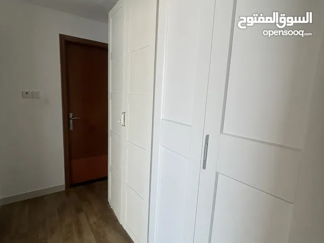 Behind mall umm al qeen Bed sharing for lady  سكن مشترك للبنات بجانب ام القوين مول