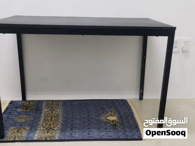 طاولة سوداء