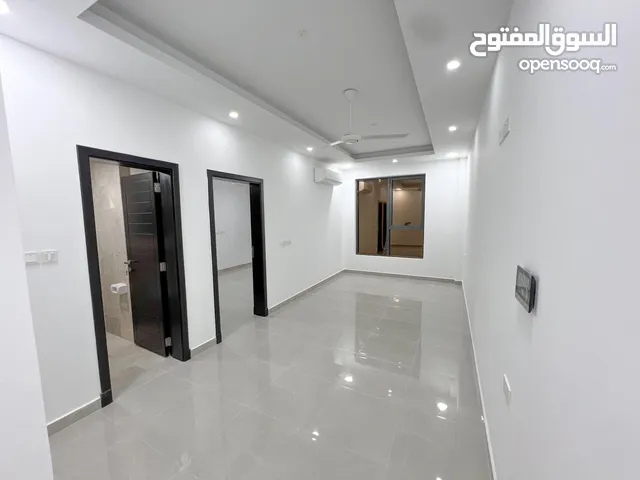 شقة للبيع / (نموذج الغرفة و صالة ) بوشر منطقة جامع محمد الامين / شارع المها