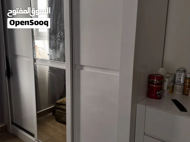 للبيع خزانه ملابس او دولاب