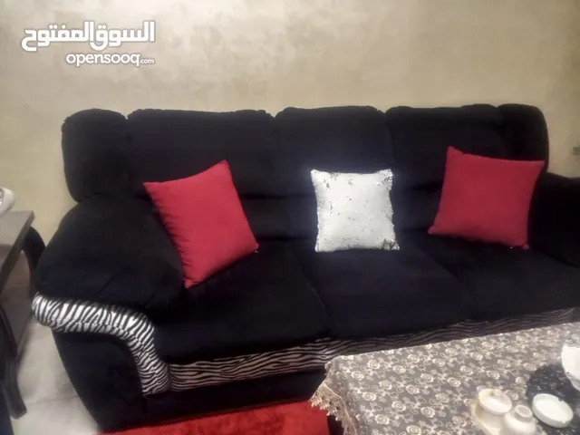 طقم كنب نضيف مع برادي خالي من العيوب والمزع